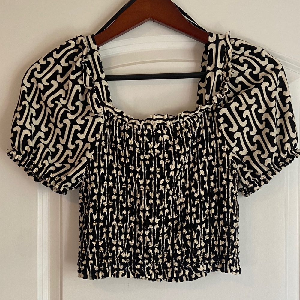 Monteau Black and White Geometric Cropped Blouse - Picture 5 of 5